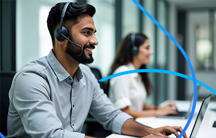 Equipo de soporte técnico trabajando en computadoras